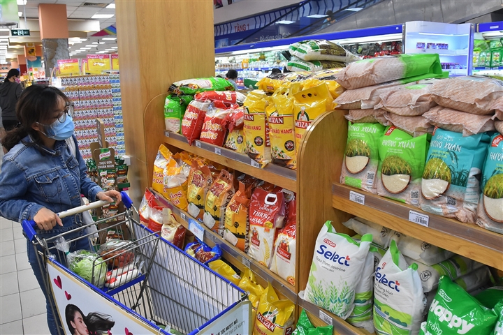 Online sales are on the rise during the pandemic. An opportunity for Vietnamese goods to win at home