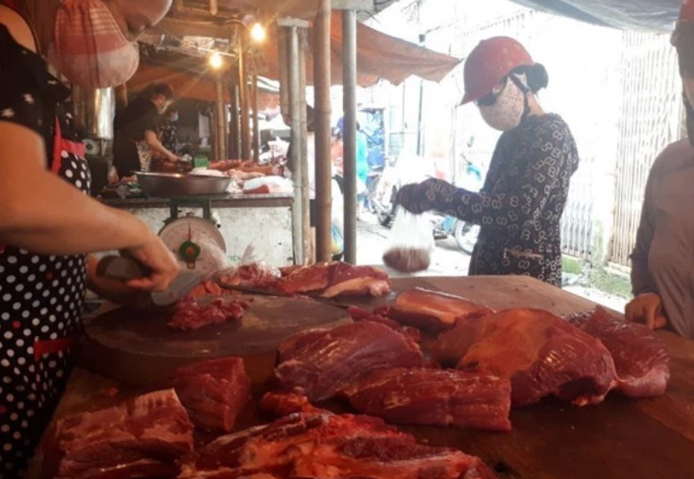 Hanoi market is full of goods, traders are in high demand