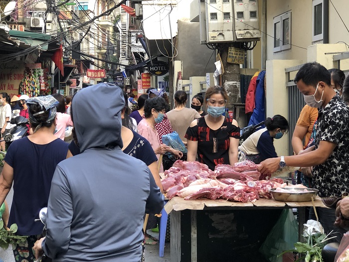 Pig prices drop, farmers suffer losses of millions of VND per pig: Who benefits?