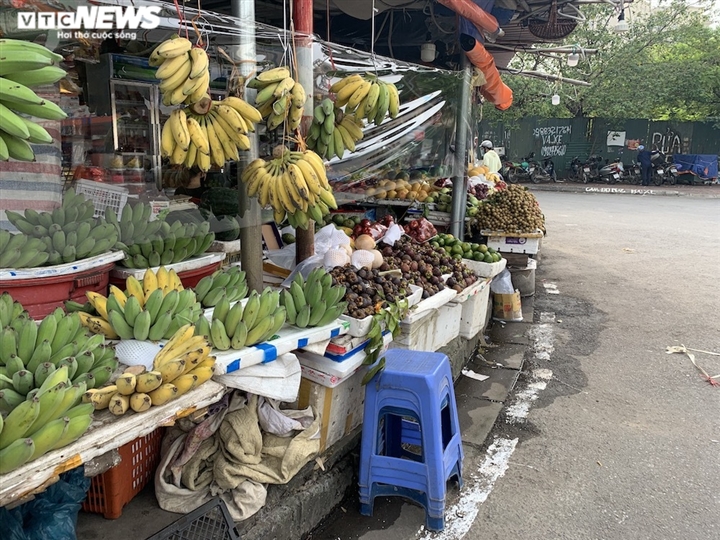 Fresh fruits are in high demand, oranges have increased in price by dozens at many Hanoi markets