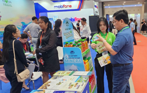 Visitors experience Cau Dat Farm products at the event